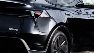 Le logo de la plateforme Tesla Robotaxi sur le pare-chocs arrière.