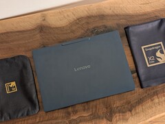 Le dernier modèle de Yoga 7 à écran rabattable de 14 pouces équipé d'un processeur Snapdragon offre une autonomie plus de deux fois supérieure à celle de son équivalent équipé d'un processeur AMD