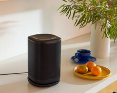 Le système reprend le modèle de Sonos, en utilisant une seule application pour le regroupement des pièces, l’appairage stéréo, le calibrage acoustique automatique des pièces et les configurations surround avec barre de son.