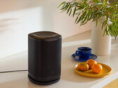 Le système reprend le modèle de Sonos, en utilisant une seule application pour le regroupement des pièces, l’appairage stéréo, le calibrage acoustique automatique des pièces et les configurations surround avec barre de son.