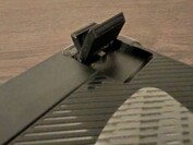 Le clavier peut être incliné davantage grâce aux pieds réglables ; toutes les photos ont été prises avec les pieds repliés. (Source de l'image : Notebookcheck)