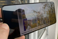 OnePlus 6T à l'extérieur à un niveau de luminosité moyen.