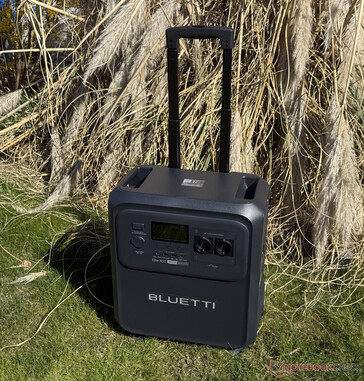 Le Bluetti Elite 400 est équipé d'un manche télescopique...