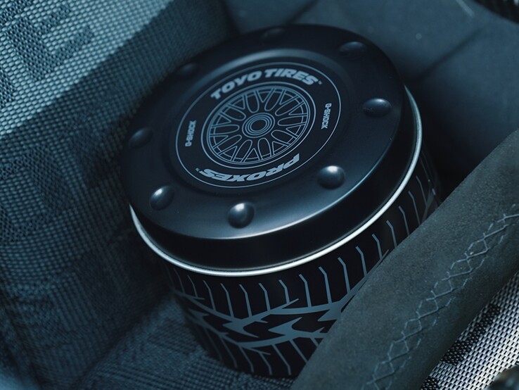 La collaboration comprend une boîte de rangement métallique personnalisée inspirée d'une configuration de roues et de pneus, avec les marques Toyo Tires et Proxes.
