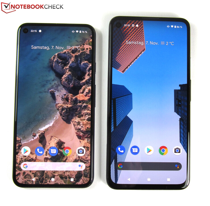 Le Google Pixel 5 de 6 pouces sur la gauche, le Google Pixel 4a 5G de 6,2 pouces sur la droite
