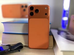 L'iPhone 17 Pro Max Apple est disponible en 3 variantes de couleur. L'orange cosmique est de loin la plus frappante. (Source de l'image : Notebookcheck)