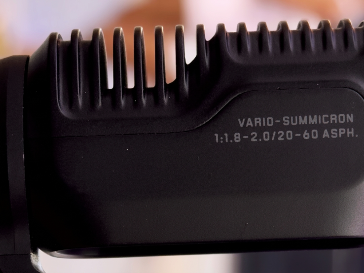 Un gros plan de la tête de l'Insta360 Luna Ultra révèle une plage de zoom de 20 à 60 mm (ce qui correspond à un zoom optique 3x).