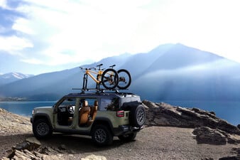 La Jeep Recon n'est pas seulement un véhicule tout-terrain, elle est aussi conçue pour l'aventure. Avec des portes et un toit amovibles, il offre une liberté maximale dans la nature. (Source de l'image : Jeep)