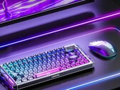 Souris de jeu Lenovo Legion Y7MG présentée aux côtés d'un clavier, d'un écran et d'un éclairage RGB pour le bureau