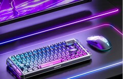 Souris de jeu Lenovo Legion Y7MG présentée aux côtés d'un clavier, d'un écran et d'un éclairage RGB pour le bureau