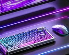 Souris de jeu Lenovo Legion Y7MG présentée aux côtés d'un clavier, d'un écran et d'un éclairage RGB pour le bureau