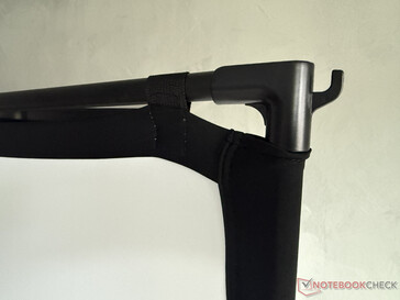 ...est tendu en haut et en bas par des boucles Velcro