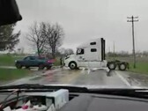 Le conducteur serviable d'un Rivian R1T dans l'Illinois n'a eu aucun mal à remettre un poids lourd sur la route (Image : NotNearlyNormal)