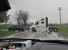 Le conducteur serviable d&#039;un Rivian R1T dans l&#039;Illinois n&#039;a eu aucun mal à remettre un poids lourd sur la route (Image : NotNearlyNormal)