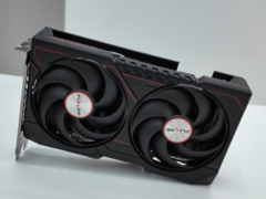 Le modèle Sapphire Pulse RX 9060 non-XT présenté ici est une carte plutôt petite. (Source de l&#039;image : Technosaurus sur YouTube, édité)