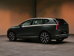 Un design arrière saisissant : la Volvo EX60 100 % électrique est un véritable loup déguisé en agneau, développant une puissance de 680 hp dans sa version haut de gamme P12 à transmission intégrale.