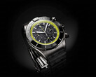 Breitling Super Chronomat B19 44 Perpetual Calendar Chronograph avec un cadran en fibre de carbone, une échelle tachymétrique vert citron et un boîtier sombre.