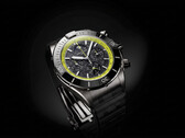 Breitling Super Chronomat B19 44 Perpetual Calendar Chronograph avec un cadran en fibre de carbone, une échelle tachymétrique vert citron et un boîtier sombre.