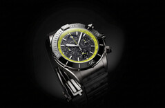 Breitling Super Chronomat B19 44 Perpetual Calendar Chronograph avec un cadran en fibre de carbone, une échelle tachymétrique vert citron et un boîtier sombre.