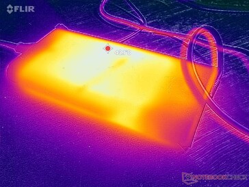 L'adaptateur CA atteint plus de 43 °C lorsque les charges sont élevées