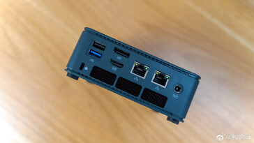 Ce mini PC dispose d'une pléthore de ports, dont un double ethernet 2,5G, un HDMI 2.0, un port USB 3.2 Gen 2 ainsi qu'un port USB 4.0. (Source : Geek Ocean sur Weibo)