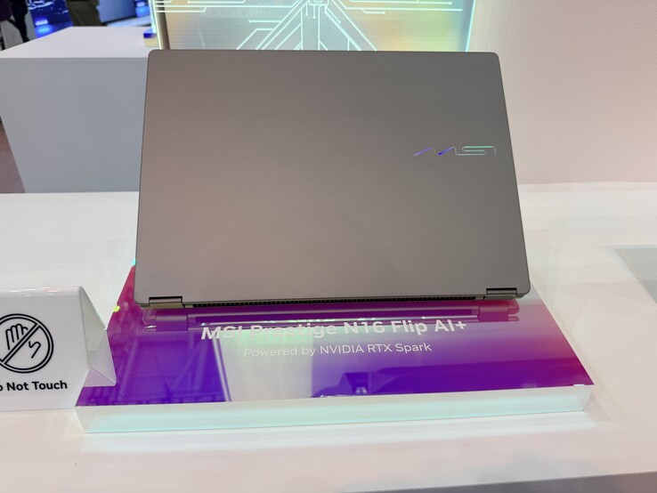 Le 2-en1 Prestige N16 Flip AI+ de MSI présenté au Computex.