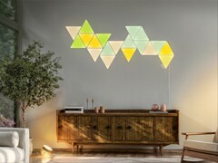 Le module d'éclairage mural Philips Hue se connecte aux panneaux Nanoleaf compatibles, comme illustré.