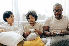 Les parents et les enfants préfèrent les jeux comme cadeaux de Noël. (Source de l&#039;image : Pexels/Ketut Subiyanto)