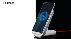Le chargeur sans fil OnePlus Warp Charger 50 peut recharger le OnePlus 9 Pro en moins d&#039;une heure. (Image source : OnePlus)