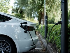 Une voiture électrique branchée (Source de l&#039;image : Emma Smith via Unsplash ; recadrée)