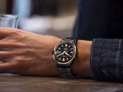 La Citizen NB6086-54E au poignet d'une personne.