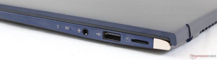 Côté droit : combo audio 3,5 mm, USB A 2.0, lecteur de carte micro SD.