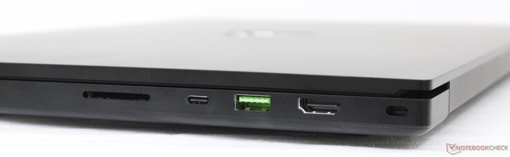 Droite : Lecteur SD UHS-III, USB Type-C + Thunderbolt 3, USB 3.2 Gen. 2, HDMI 2.0b, verrou Kensington
