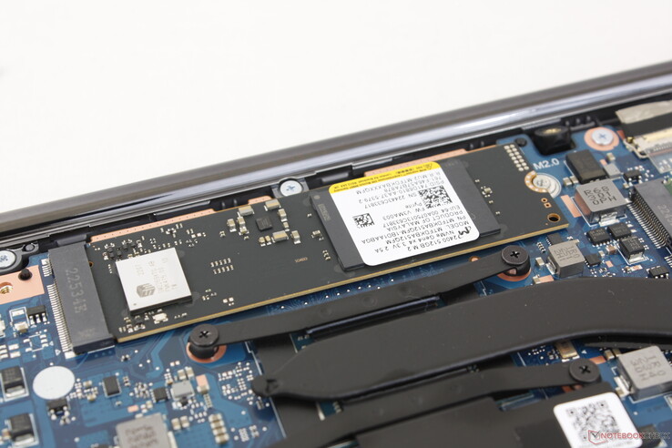 Le système prend en charge jusqu'à un SSD interne M.2 PCIe4 x4 NVMe sans répartiteur de chaleur