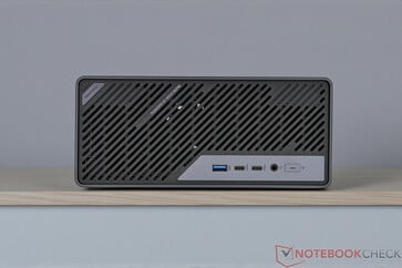 Minisforum MS-02 Ultra - Connexions sur le panneau avant