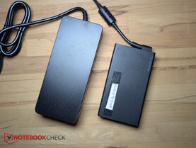 À gauche : adaptateur volumineux de 180 W. A droite : adaptateur 250 W du XMG Pro 16