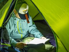 L'Olight ArkPro Ultra se fixe solidement aux casquettes grâce à son clip métallique.