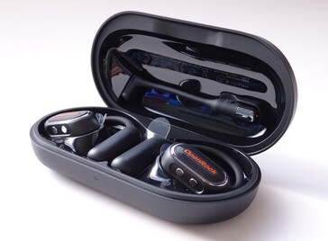 Les écouteurs OpenRock Link 20 se fixent magnétiquement à l'étui de chargement, tandis que le microphone à perche se fixe magnétiquement au couvercle (Source de l'image : Notebookcheck)