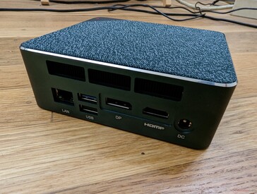 Ports arrière. Notez le nouveau port DP qui a remplacé l'un des ports HDMI du modèle de l'année dernière