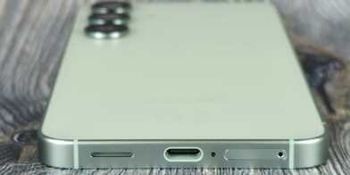 Face inférieure du boîtier (haut-parleur, port USB, microphone, emplacement pour carte)