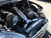 Tesla Model S équipée d'un moteur Big Block Chevy biturbo. (Source : Engine Builder/YT)