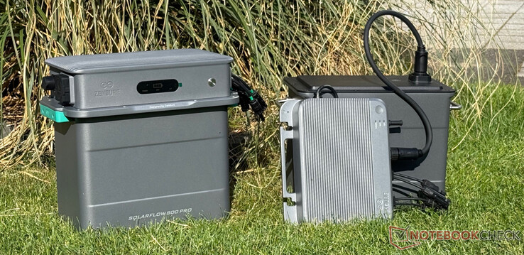Zendure SolarFlow 800 Pro (à gauche) et SolarFlow 800 avec AB2000X (à droite)
