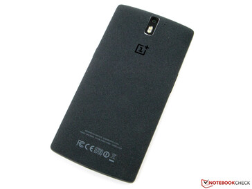 La face arrière du OnePlus One était exceptionnelle : elle offrait un toucher haut de gamme et un design incurvé.