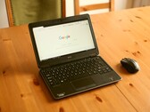 Un ordinateur portable Windows posé sur une table en bois, avec la page d'accueil de Google ouverte dans le navigateur