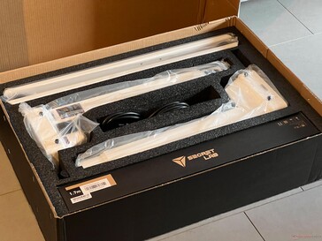 Le plus petit paquet contient les colonnes des pieds, les pieds de la table et le tapis de bureau.