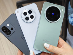 Le OnePlus 13T à côté de l'Oppo Find X8s et du Vivo X200 Pro mini. (Source de l'image : via OnePlusClub)