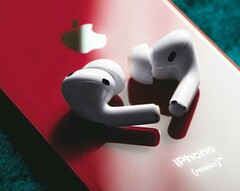 Les AirPods Pro de troisième génération Apple seraient capables de mesurer la fréquence cardiaque et la température de la peau. (Source de l'image : Omid Armin)