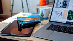 Selon Mark Gurman, analyste chez Bloomberg, Apple prévoit de lancer de nombreux nouveaux iPads et MacBooks au printemps 2024, mais pas d'événement de lancement. (Image : Elise Bouet, Unsplash)