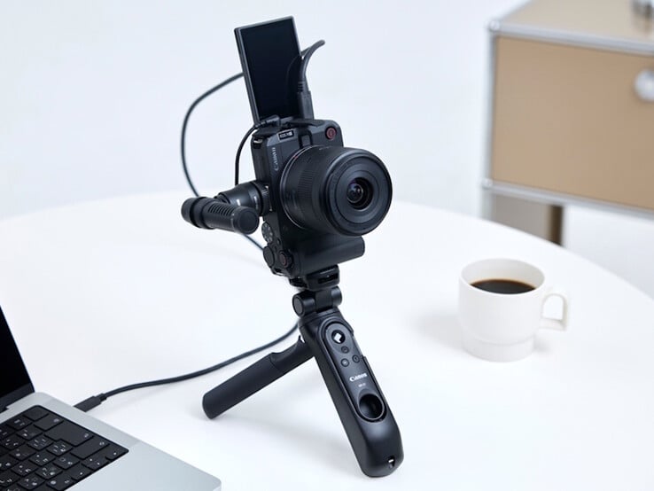 La caméra Canon EOS R50 V peut diffuser sans fil des mises à jour sur les médias sociaux dans des orientations horizontales et verticales grâce à deux supports de trépied. (Source de l'image : Canon)