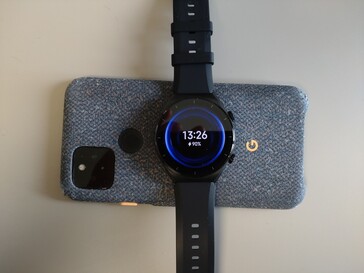La recharge sans fil inversée est également possible avec la smartwatch de Xiaomi.